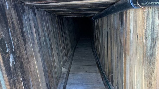 A fost descoperit cel mai sofisticat tunel folosit de imigranți la granița SUA-Mexic, echipat cu ventilație și electricitate