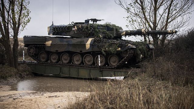 Megérkeztek Magyarországra a világ legmodernebb tankjai