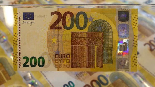Noile bancnote de 100 și 200 de euro, puse în circulație începînd de azi