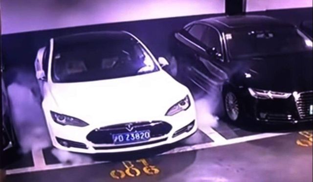 O mașină electrică Tesla a luat foc în parcare