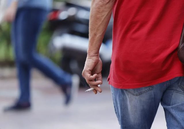 Sanidad amplía en su ley antitabaco el veto al humo en discotecas al aire libre y campus universitarios