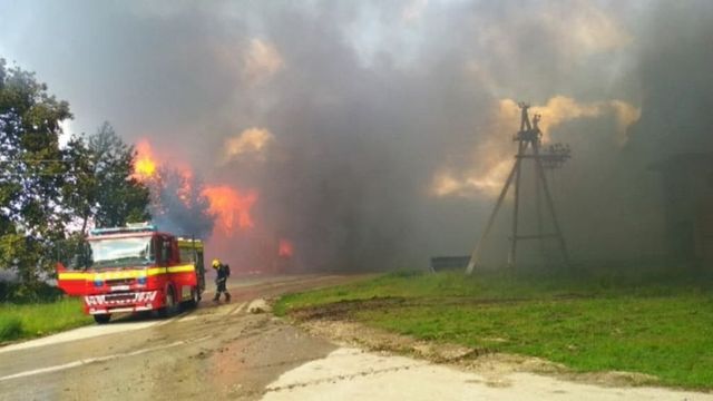 Incendiu de amploare la Ocnița: Circa 3000 de metri pătrați a unui depozit frigorific, cuprinși de flăcări