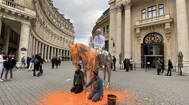 Parigi, militanti ecologisti imbrattano la scultura di Charles Ray