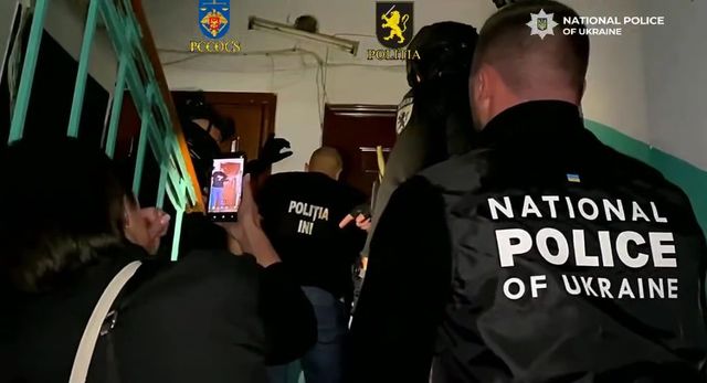 Trei cetățeni ucraineni, reținuți în Moldova pentru escrocherii online împotriva militarilor ucraineni