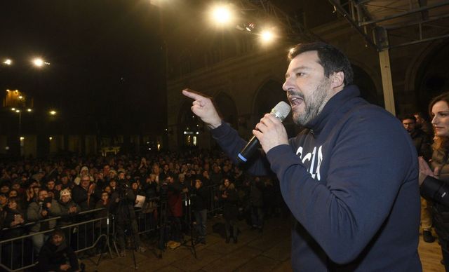 Salvini dà appuntamento ai sostenitori in un bar di Casalecchio di Reno, ma il gestore non li fa entrare