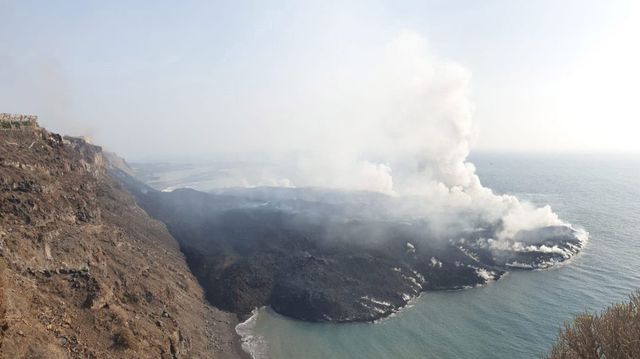 Annyi veszélyes gáz került a levegőbe a kanári-szigeteki vulkánkitörés után, hogy kijárási tilalmat rendeltek el