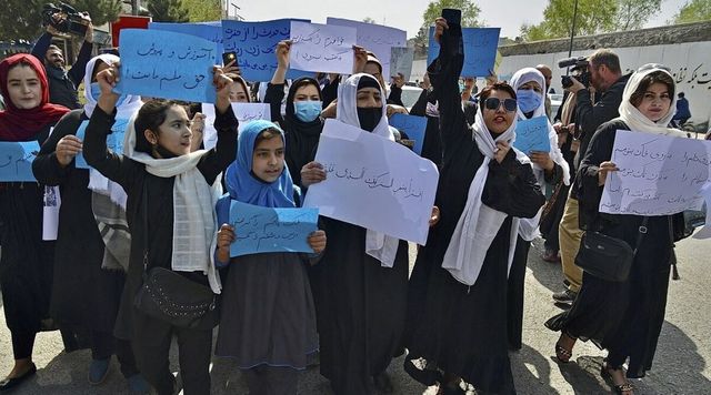 Spari in Afghanistan contro le donne in protesta dopo un anno di regime talebano