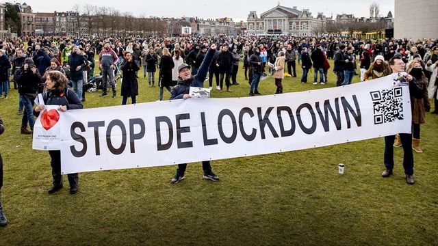Noi proteste împotriva restricțiilor în Olanda