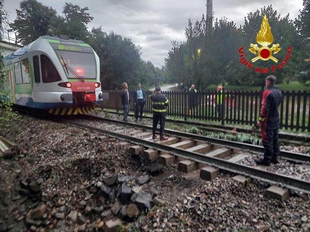 Maltempo in Lombardia,treno fermato a pochi metri voragine