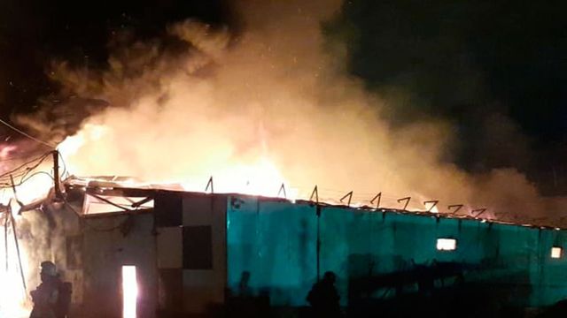 В Нижнем Новгороде загорелись ангары с макулатурой