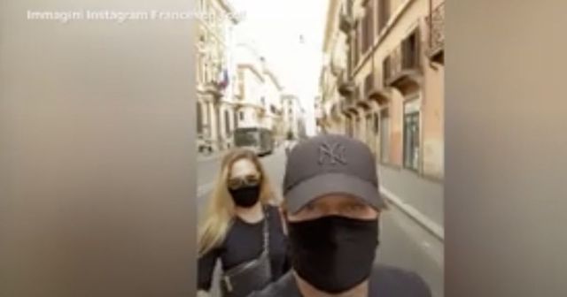 Francesco Totti e Ilary Blasi in incognito per le strade Roma, la mascherina è il nuovo anonimato
