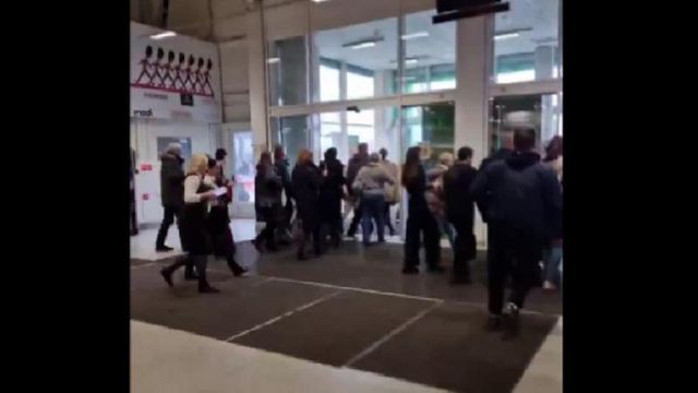 Alerte cu bombă în Rusia, în zi de doliu; Aeroport paralizat la Moscova, oameni evacuați dintr-un mall în Sankt Petersburg