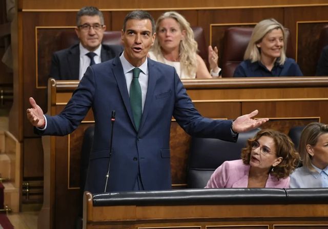 Sánchez se zafa de la exigencia de Feijóo de cesar al fiscal general y este le acusa de ser un «peligro para la democracia»