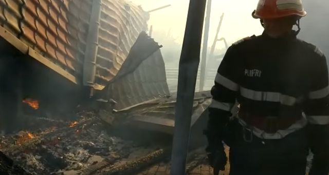Incendiu puternic la o pensiune din Tulcea. Turiștii s-au autoevacuat