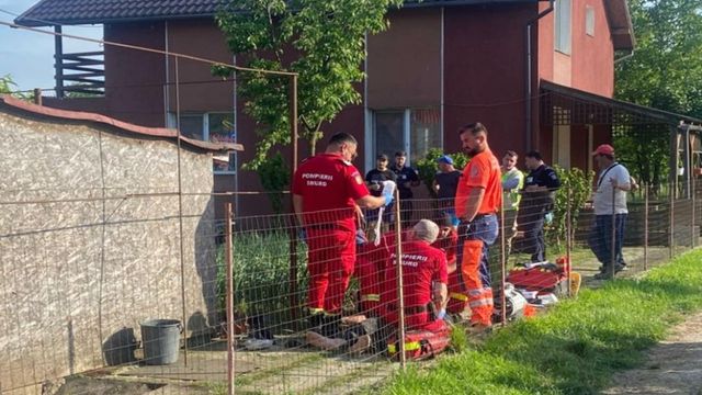 Un bărbat a murit electrocutat în timp ce tăia iarba cu o coasă electrică, în Hunedoara