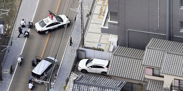 In Giappone un uomo ha preso in ostaggio una persona in un ufficio postale dopo una sparatoria in un ospedale