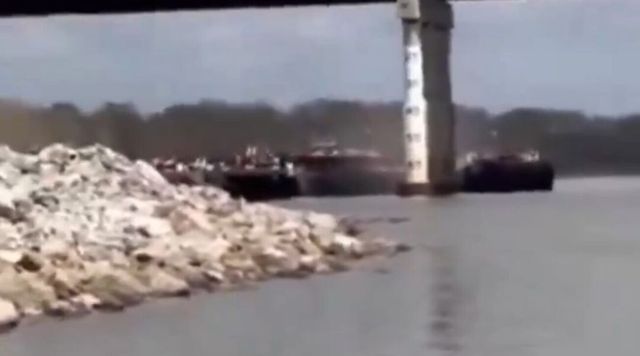 Usa, chiatta si schianta contro un ponte in Oklahoma