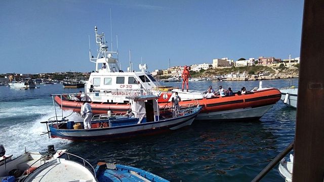 Barca con 53 migranti a largo Calabria