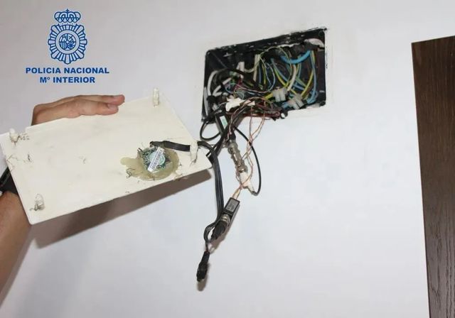 Tres años de cárcel por colocar una cámara en el baño y grabar a su pareja y los hijos de ella en Granada