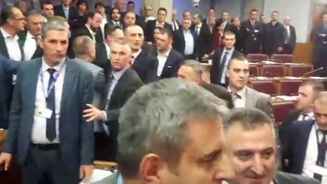 ​​VIDEO Incidente în parlamentul din Muntenegru cu ocazia adoptării unei legi controversate cu privire la comunitățile religioase