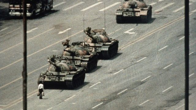 Fotograful care a realizat celebra fotografie cu omul oprind tancurile în Piața Tiananmen a murit
