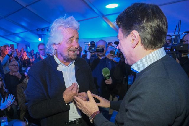 Il M5s inizia i lavori sull’intelligenza artificiale e Beppe Grillo parla con l’avatar di Conte