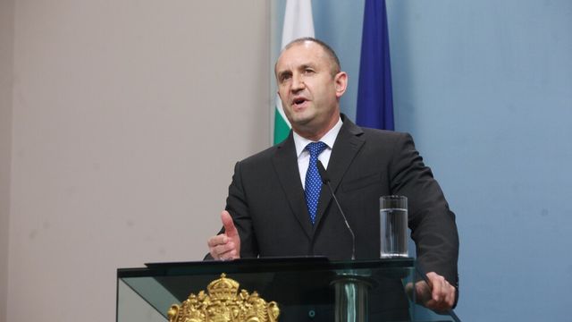 Според Радев заплахата за деморацията идва от политици и институции, които раздалечават закон и морал