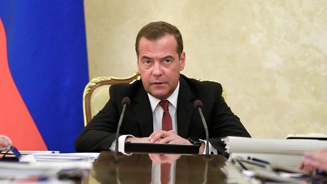 Медведев поздравил с Днем России граждан страны