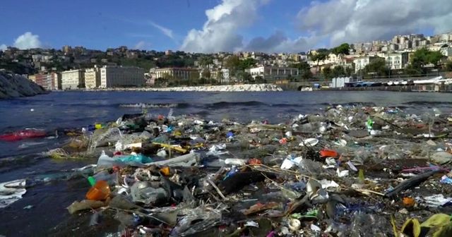 Maltempo, il lungomare di Napoli invaso dalla plastica dopo la mareggiata
