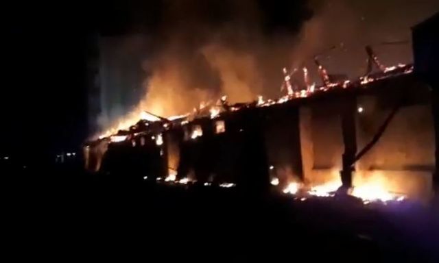 Un depozit cu 2.000 de tone de cereale a ars în totalitate, în Arad