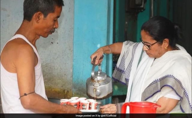 Mamata Banerjee Prepares, Serves Tea At Roadside Stall In Bengal