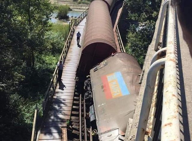 Un tren de marfă a deraiat în județul Suceava
