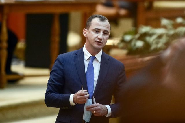 Scandal în Parlament: Deputații AUR și PSD declanșează agresiuni în timpul dezbaterii bugetului