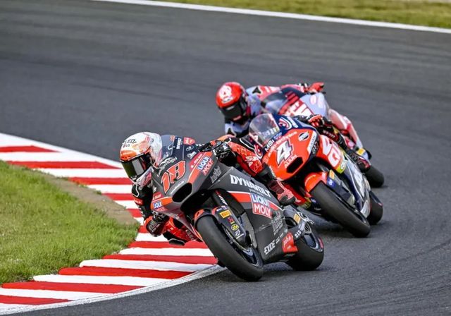 Diogo Moreira gana en Moto2 y Manu González resiste