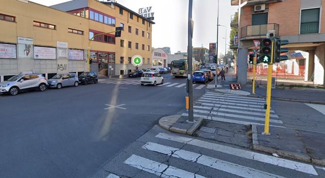 Cade in moto cercando di fuggire dalla polizia e muore, rivolta di parenti in ospedale