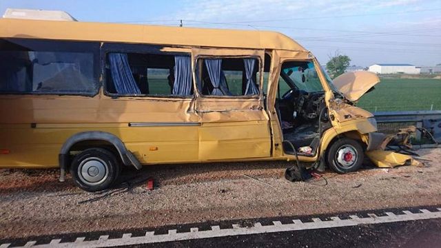 Un microbuz plin cu elevi, plecat din Beiuș, s-a ciocnit cu un camion în Ungaria. O adolescentă a murit, un adolescent e în comă