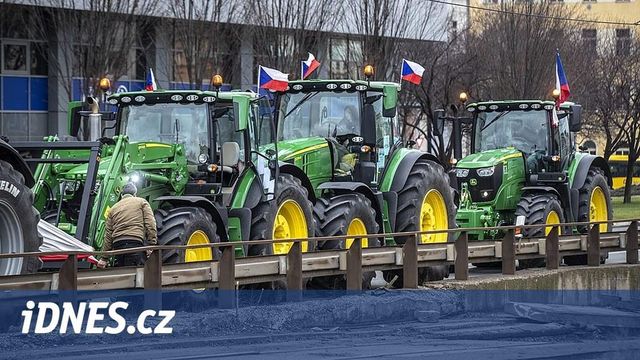 Čeští zemědělci jedou protestovat, traktory zaplní silnice i hraniční přechody