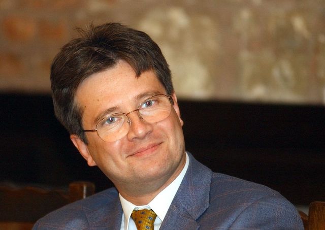 Korrupció miatt vádat emeltek egy volt miniszteri biztos ellen