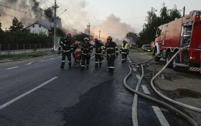 Explozie urmata de un incendiu la o pizzerie din Pascani! Locatarii unui bloc intreg, evacuati - Risc urias