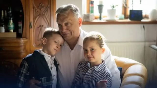 Családi fotót posztolt Orbán Viktor anyák napja alkalmából
