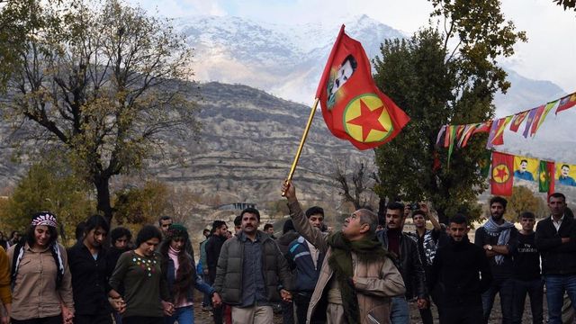 El PKK inicia su desarme con la quema de fusiles y munición en la frontera con Turquía