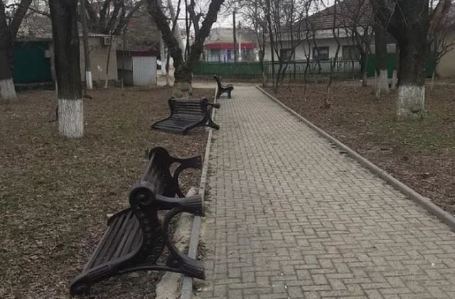 Вандалы разгромили скамейки в парке Вулканешт
