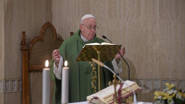Indisposizione del Papa, non va alle confessioni del clero