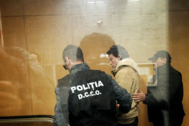 Doi bărbați din Dâmbovița, reținuți pentru trafic de minori, după ce au pus o tânără de 17 ani să se prostitueze