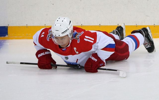 Vladimir Putin a făcut flotări pe gheață în echipament de hochei
