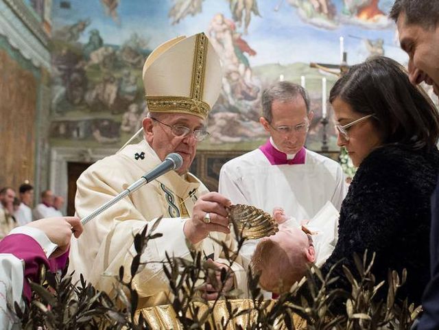 Il Papa battezza 32 neonati nella Cappella Sistina