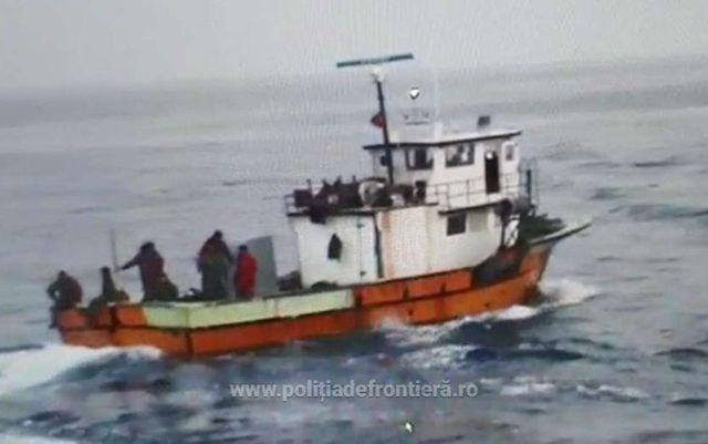 Pescador turcesc care pescuia ilegal în Marea Neagră, oprit cu focuri de armă