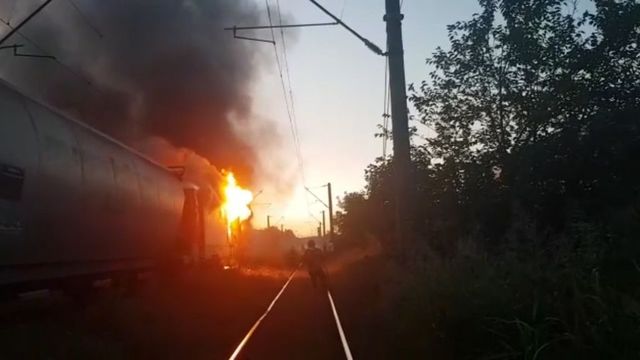 Locomotiva unui marfar a luat foc în Constanța, blocând traficul