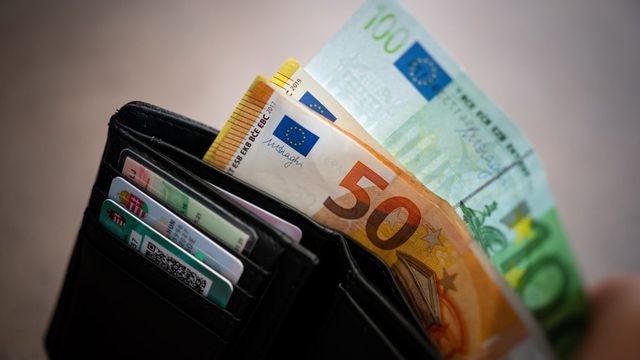 Gyengült és már lélektani határ fölött a forint az euróval szemben