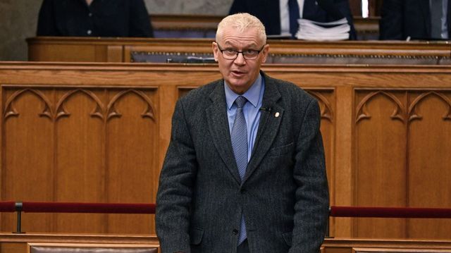 Az Alkotmánybíróság tagjává választották Polt Pétert és Hende Csabát